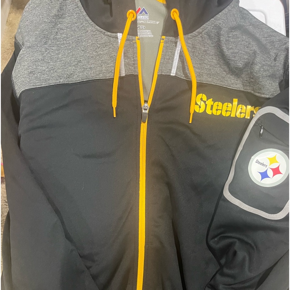 BNWT - STEELERS zip up jacket size L